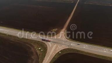 一条乡村沥青高速公路的鸟瞰图。 汽车沿着公路行驶. 汽车和卡车沿着乡村公路行驶